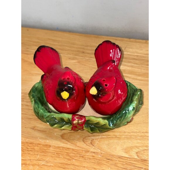Cracker Barrel Ceramic Cardinal Birds Salt & Pepper Shakers With Holly Base - Picture 2 of 12